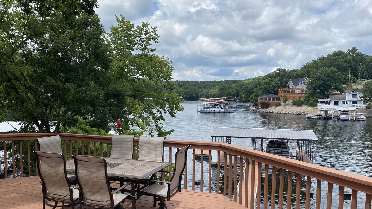 Shawnee Bend House | Lakefront Getaway for 14 guests