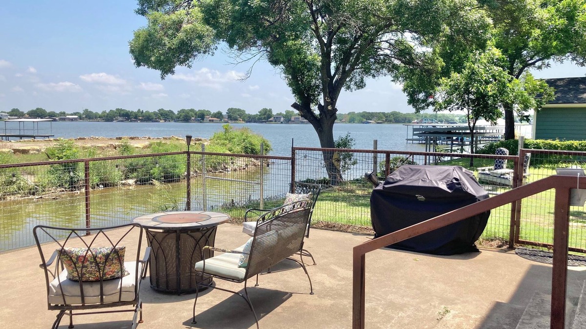 Granbury House | Lakefront Hidden Cove Guest Suite Private Entrance