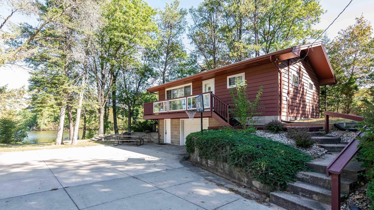 Friendship Cottage | Lakefront home on a harbor of Castle Rock Lake