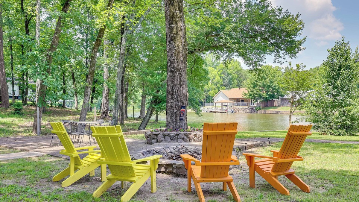 Mid America House | Lakefront Home w/Kayaks & Dock in Hot Springs!