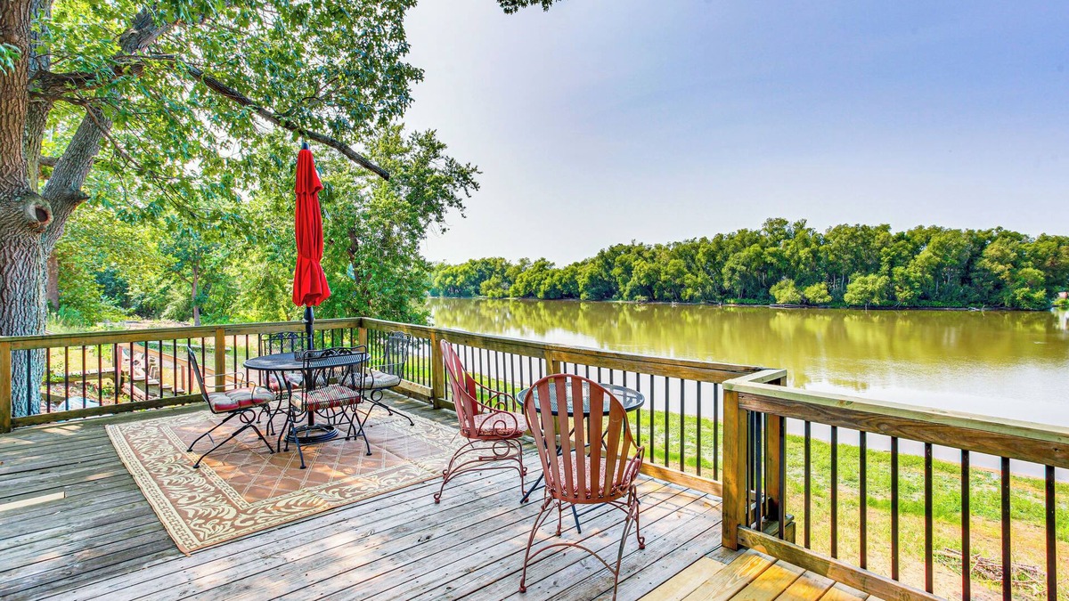 Havana Cabin | Lakefront Home w/Patio in Havana!