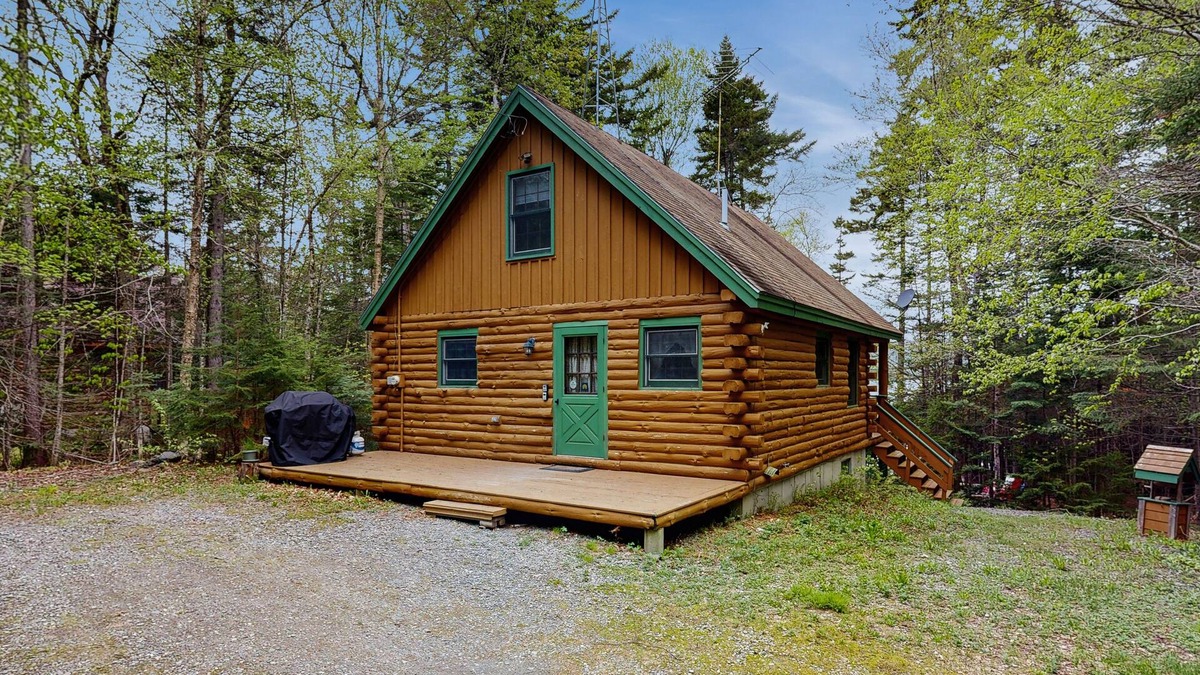 Greenville Cabin | Lakefront home w/pristine views Outdoor firepit and full kitchen