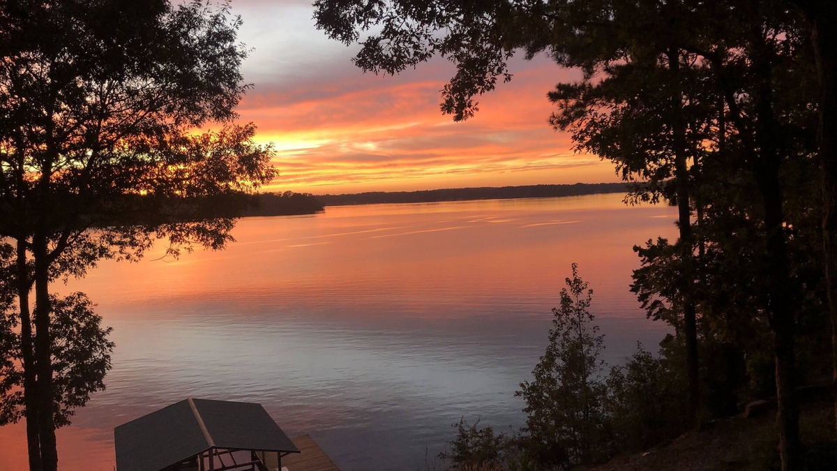 Chappells House | Lakefront Home with Amazing Sunsets, Private Dock & Firepit