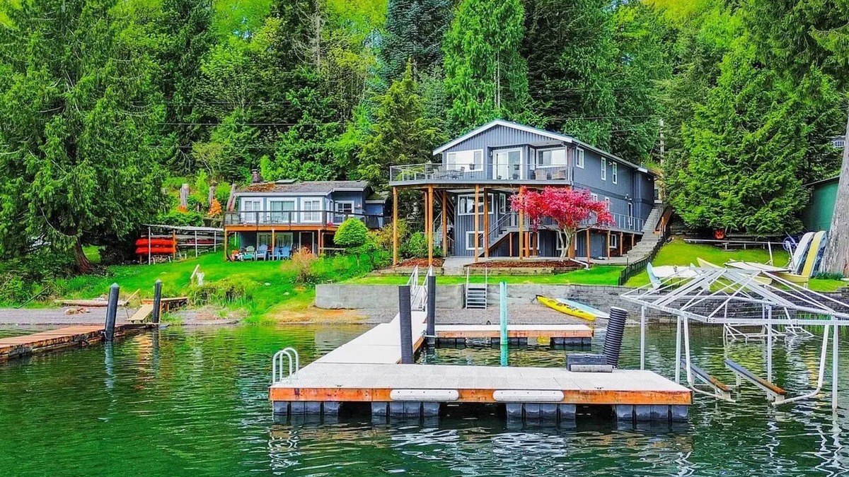 Bellingham House | LAKEFRONT HOME with dock! 10 minutes to town, near Gailbraith mountain biking.