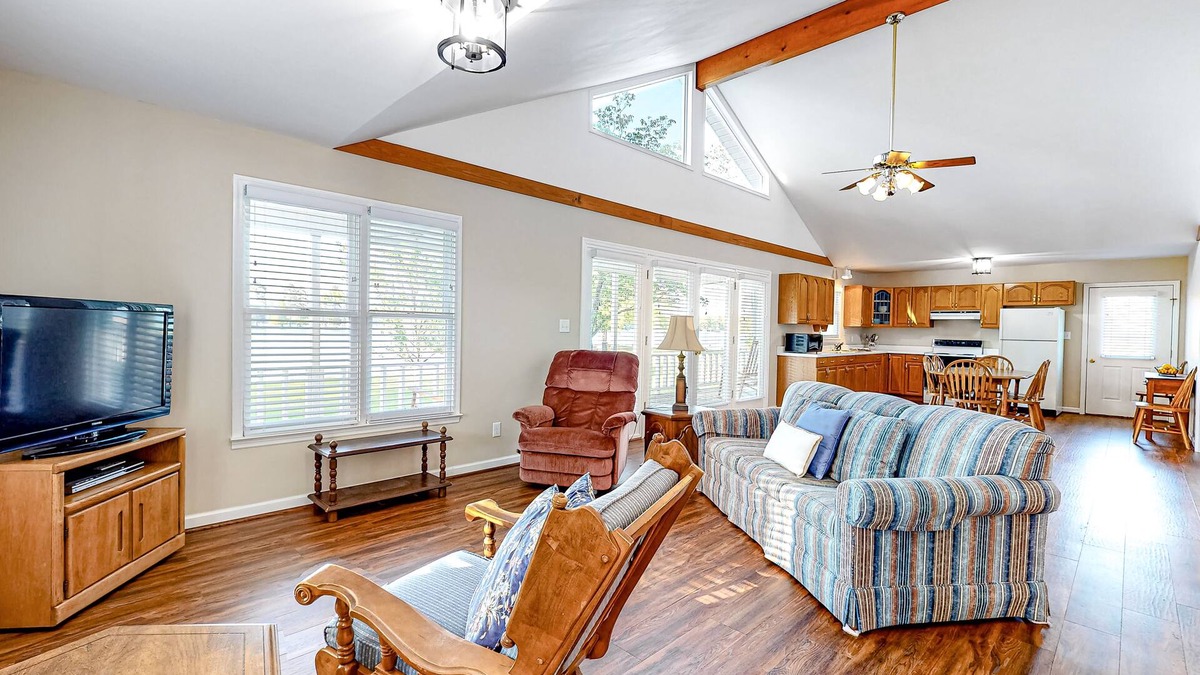 Prosperity House | Lakefront Home with Central AC, WiFi, Lake Views, & Private Washer/Dryer