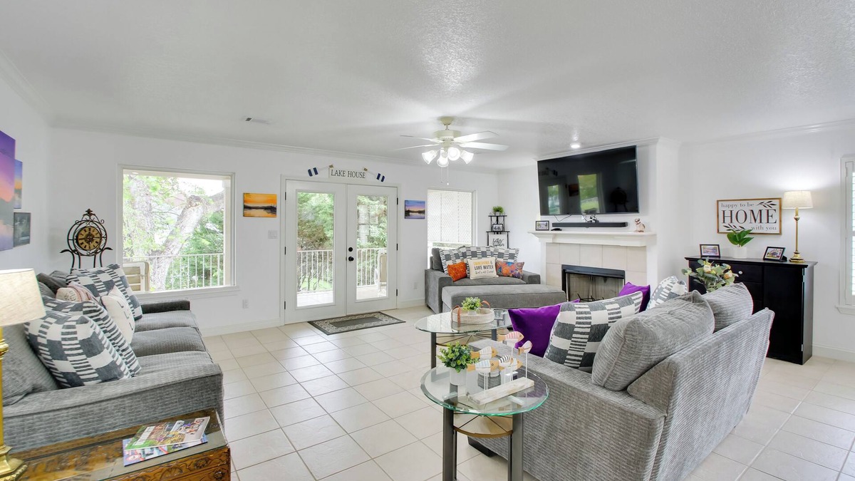 Hot Springs Condo | Lakefront Hot Springs Condo w/Balcony & Fireplace
