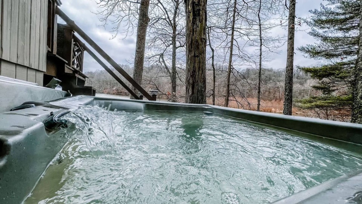 Martinsville Apartment | Lakefront Hot tub Amazing Views 35 min to Indy