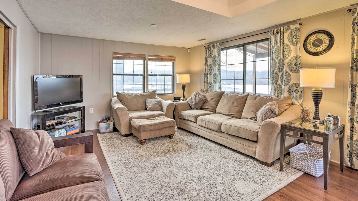 Climax Springs House | Lakefront House w/ Fire Pit, Dock & Kayak!