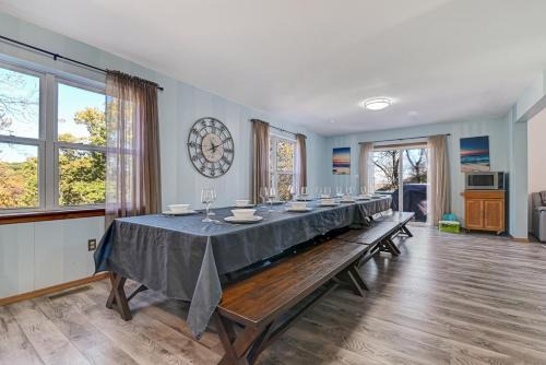 East Stroudsburg House | Lakefront Kayaks, HotTub FirePit Sauna Pool