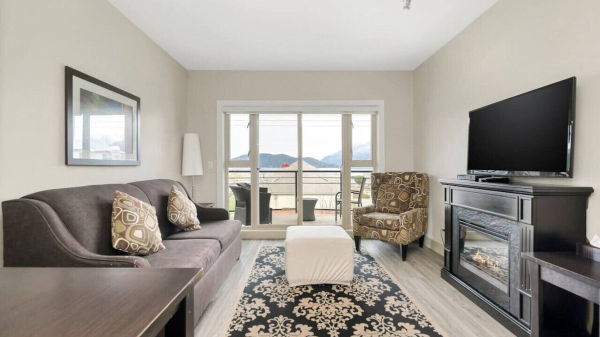 Harrison Hot Springs Apartment | Lakefront Lux 2BR Symphony Of Comfort/Style For 12
