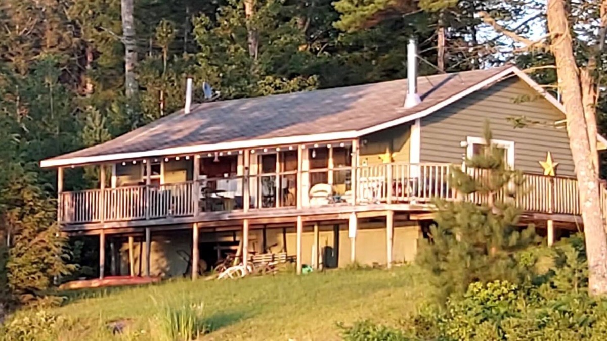Lower Ohio Cottage | Lakefront Living in a Sunset Cove with kayaks