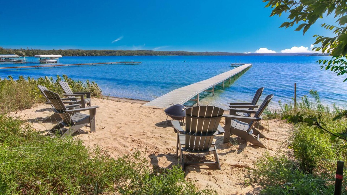Leland Cottage | LAKEFRONT Location Location Location High Quality Experience 2.3 miles 2 Leland
