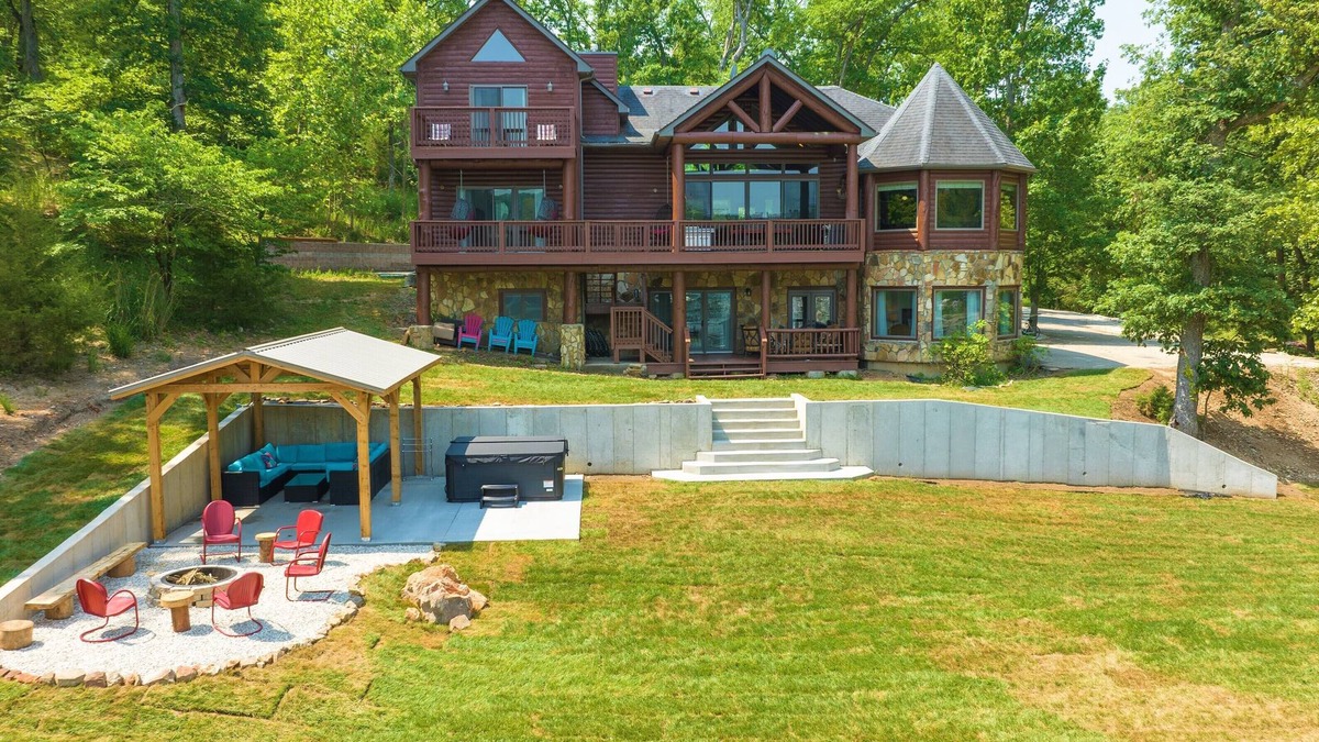 Roach Cabin | Lakefront Lodge/Cabin/Retreat - Huge Niangua Frontage w/Beach