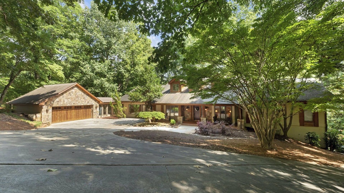 Gainesville House | Lakefront Lodge with Dock - 7 Private Sleeping Areas and Huge Treehouse Deck