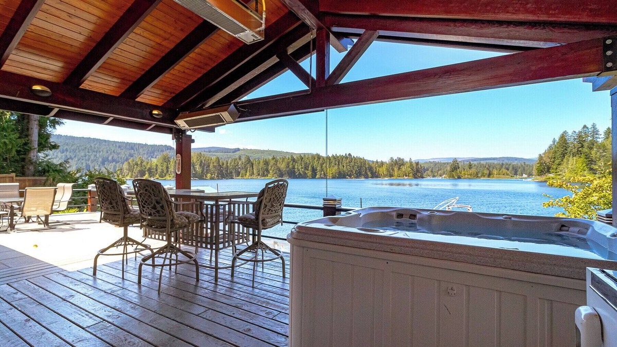Shawnigan Lake House | Lakefront Log Cabin with a Modern Flare