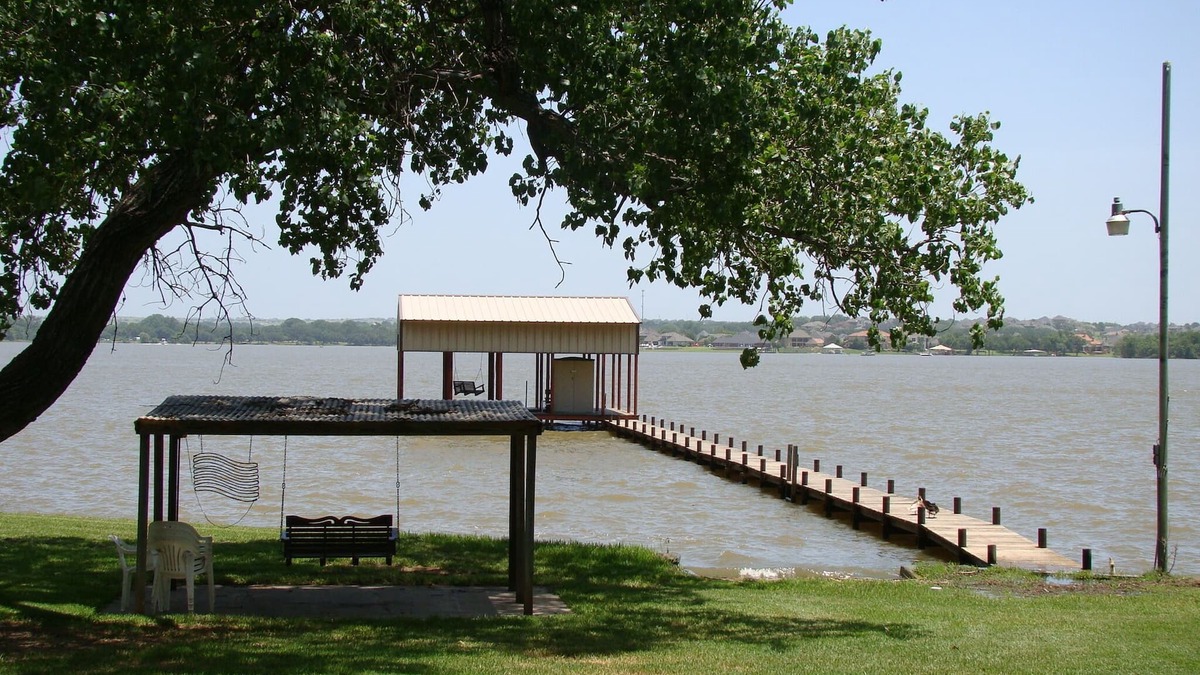 Azle House | Lakefront Log Home on 1.5 Gated Acres W/130 Sixty Foot Oaks!