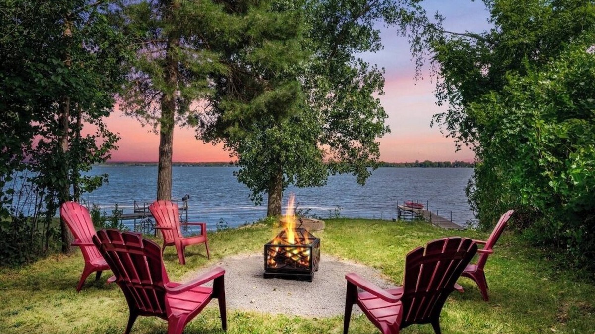 Greater Napanee House | Lakefront "Luxury" Fully Equipped Cottage with game room & deck.