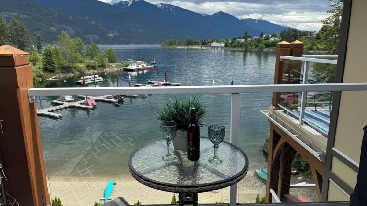 Kaslo Condo | LAKEFRONT LUXURY CONDO.