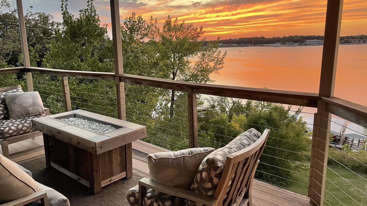 Arnolds Park Condo | Lakefront Luxury! Spacious corner condo, wrap around deck. 6 BB waterpark passes
