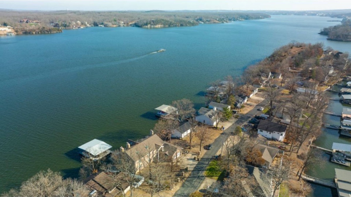 Osage Beach House | Lakefront Mansion w/SwimSpa&Dock sleeps 20