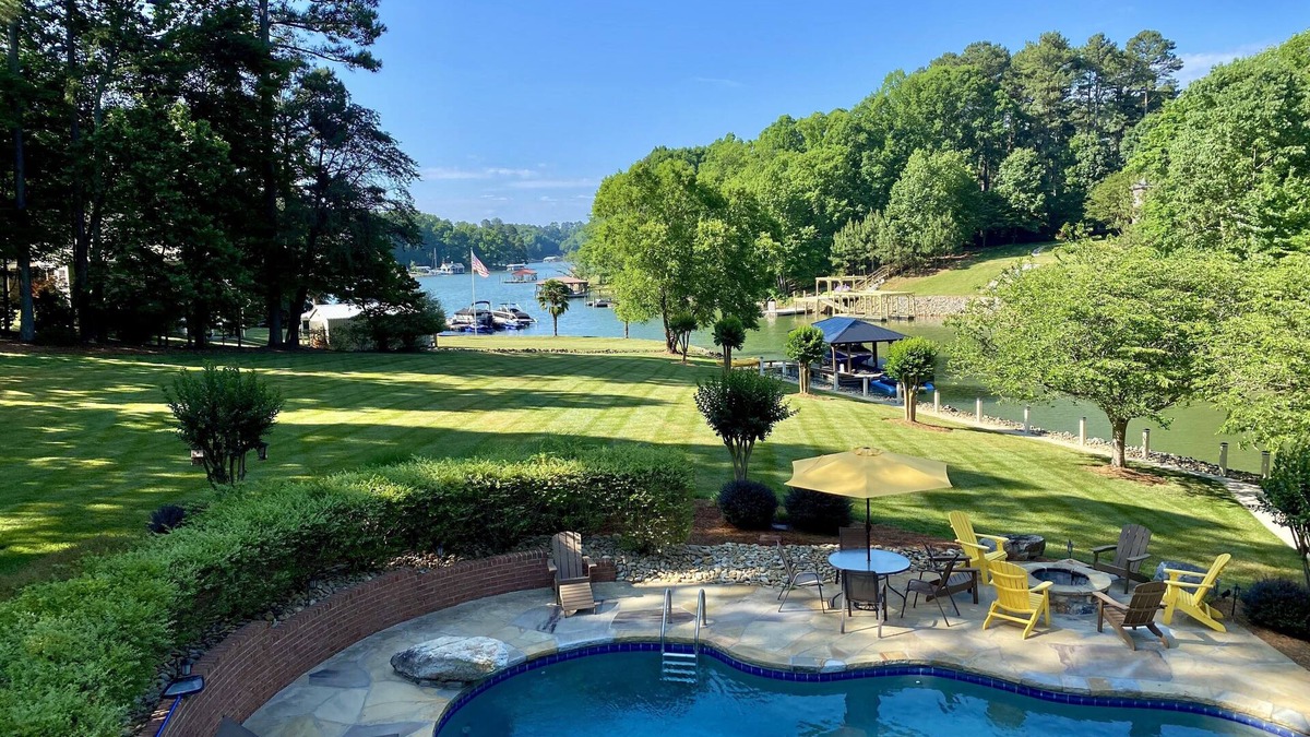 Mayhew House | LAKEFRONT MOORESVILLE! Pool/Hotub Fire pit DOCK bring all your toys!