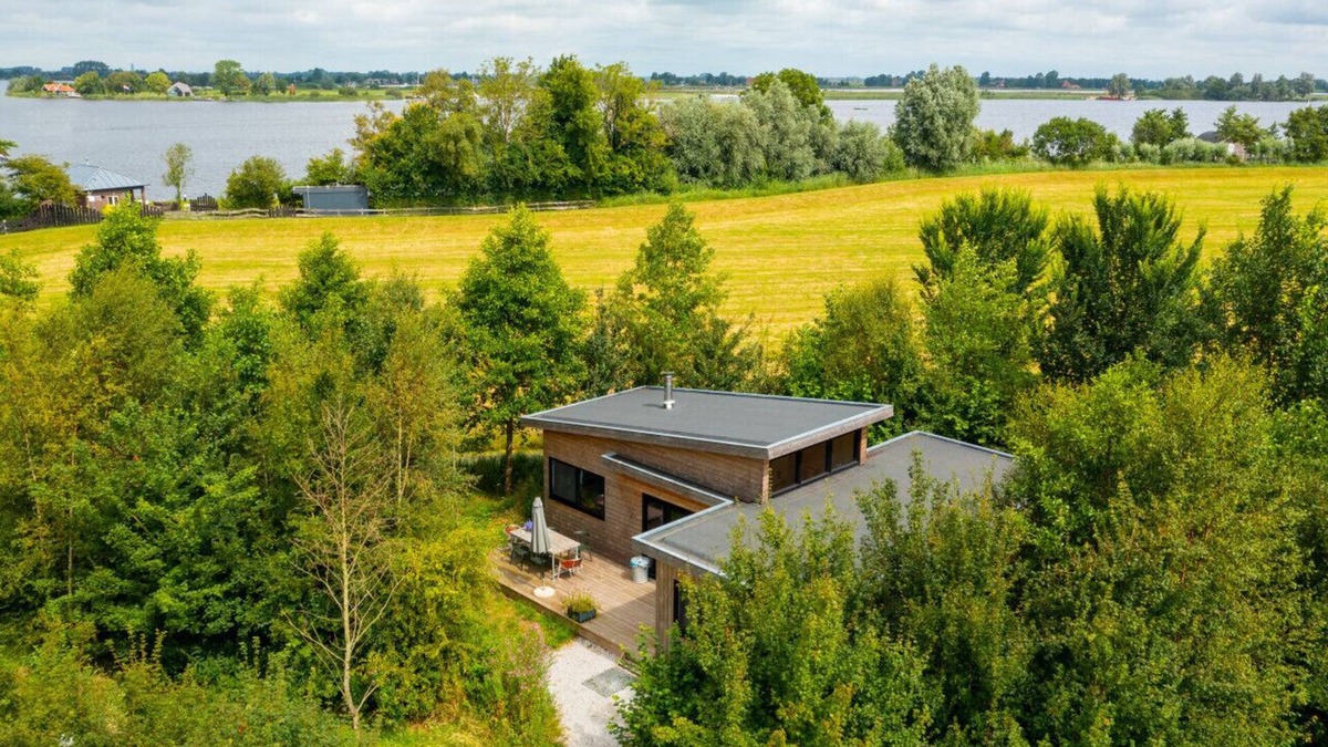 Grou Cabin | Lakefront Nature House in Friesland: Sweltsje