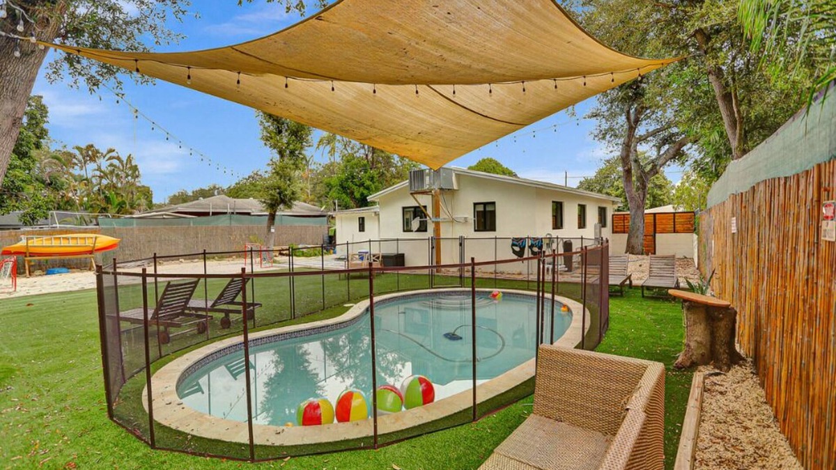 West Park House | Lakefront Oasis: Pool, Kayak & Beach Volleyball
