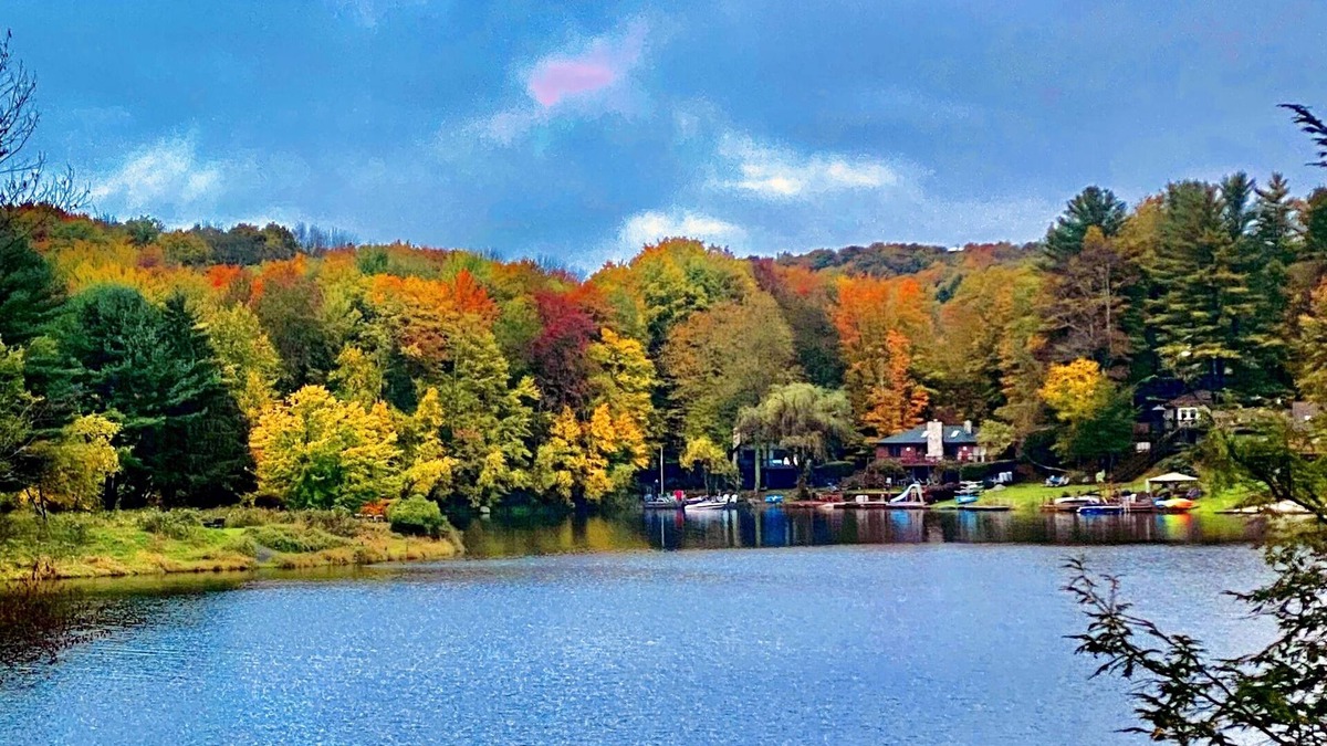 Hamlin Ski Chalet | Lakefront Oasis: Private Dock, Kayaks, Canoe, Pedal & Paddle Boat @the Hideout