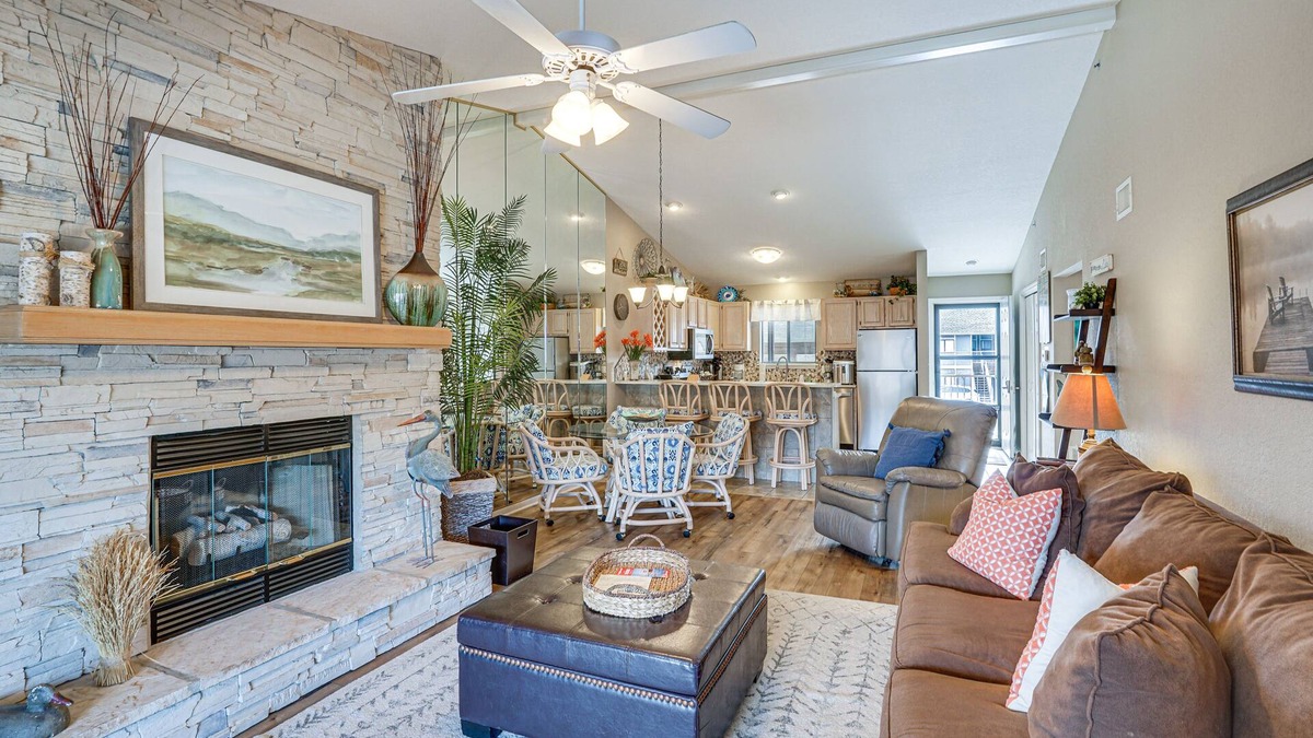 Osage Beach Condo | Lakefront Osage Beach Abode w/Grill & Pool Access