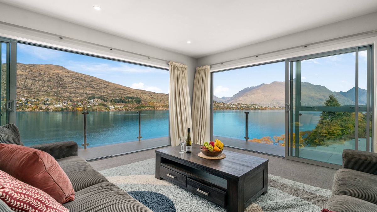 Queenstown Apartment | LAKEFRONT PENTHOUSE APARTMENT WITH 270-DEGREE VIEW