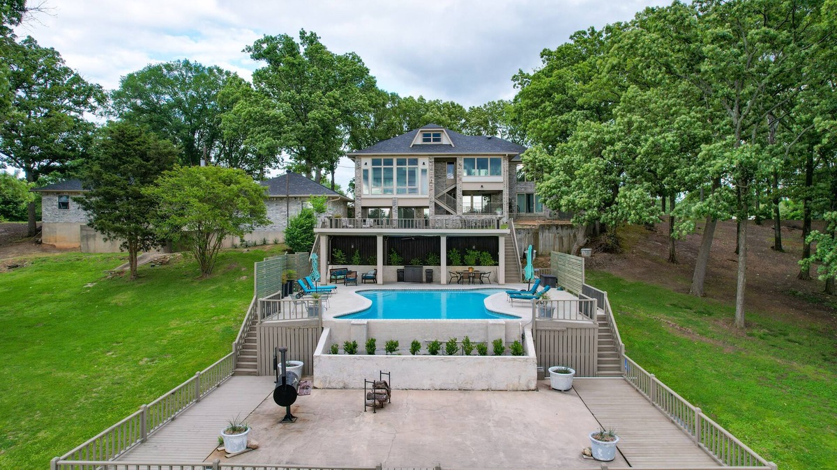 Dogwood Villa | Lakefront Pittsburg Villa w/Private Pool!