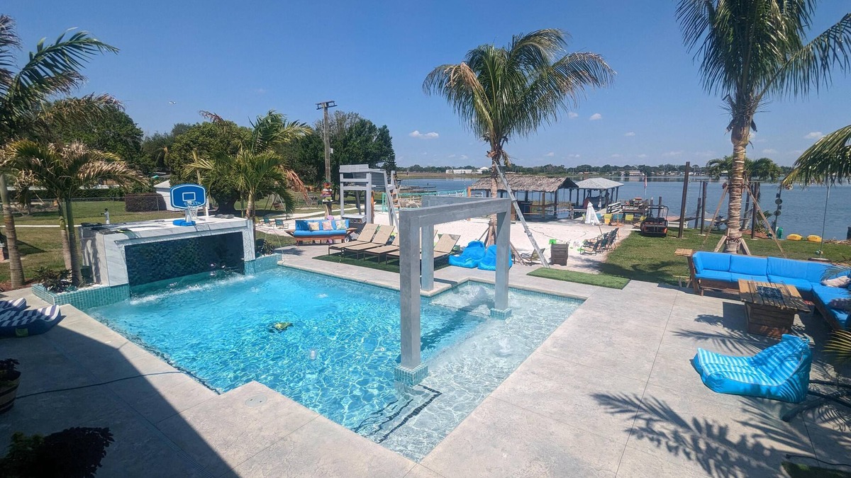 Northeast Orlando House | Lakefront presidential suite/resort pool