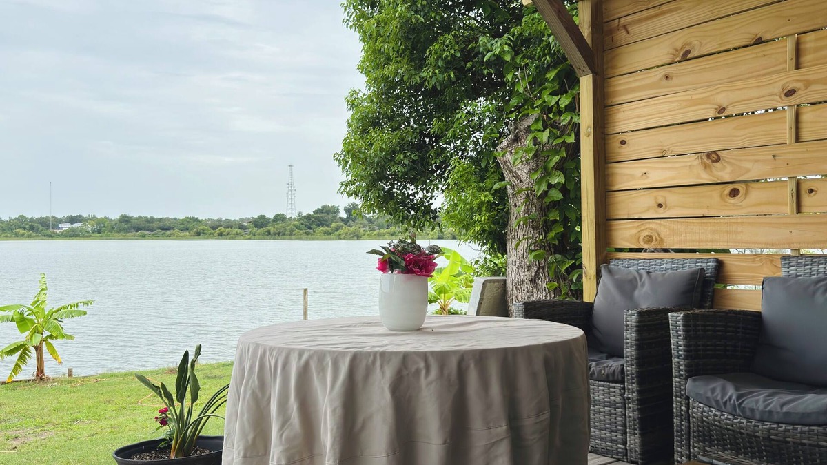 Lakeland House | Lakefront - Private Dock - Fast WiFi-Ample Parking