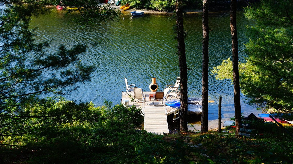 East Falmouth House | Lakefront, Private Dock, New Reno, Outdoor Shower, Firepit, Bocce court, etc.