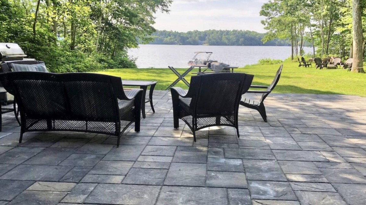 Mashpee House | Lakefront property on John’s Pond. Dock, Bring your boat! Close to Sea to shining Sea bike Path, Close to Mashpee town Beach, Close to great shopping in Mashpee Commons