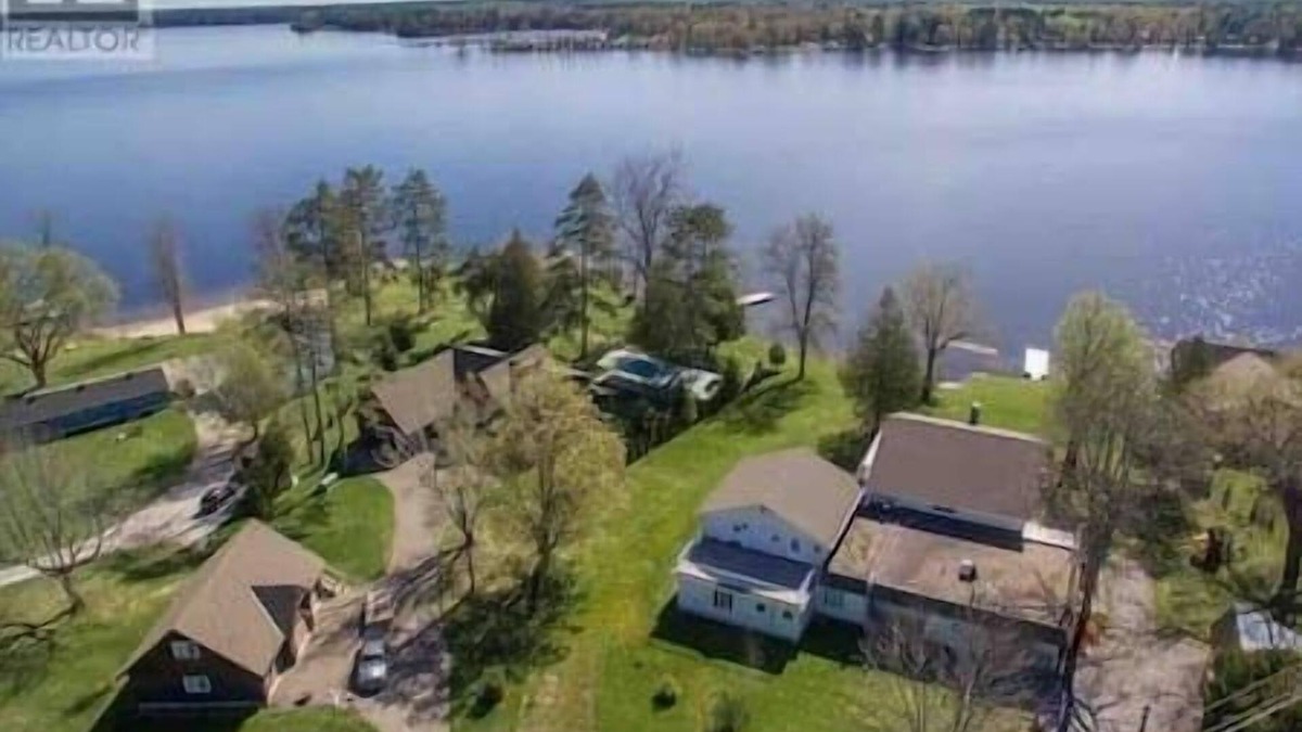Port Stanton House | lakefront resort, hot tub, sauna #8