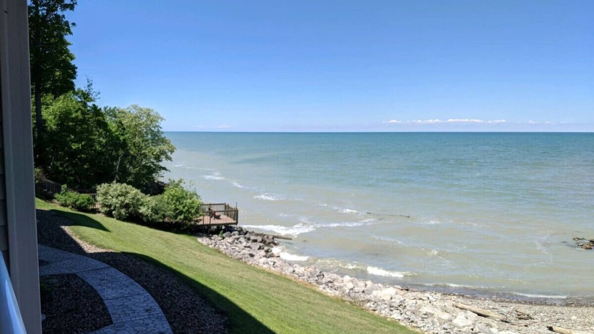 Geneva-on-the-Lake Apartment | Lakefront Retreat Condo, Indoor Pool, Beach, Wineries, Spire