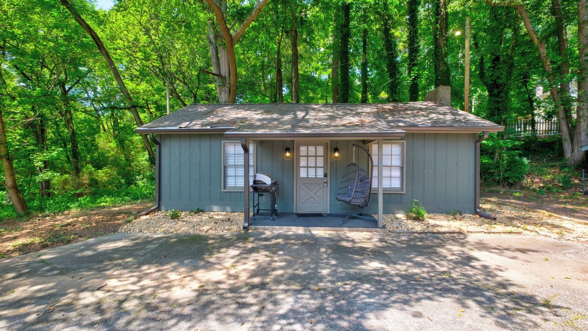 Newnan Apartment | "Lakefront Retreat – Rustic Escape for Couples, Creatives, & Remote Workers"