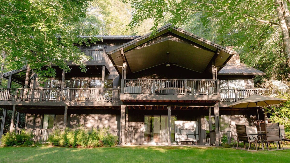 Lake Toxaway House | Lakefront Retreat in Quite Cove on Luxurious Lake Toxaway