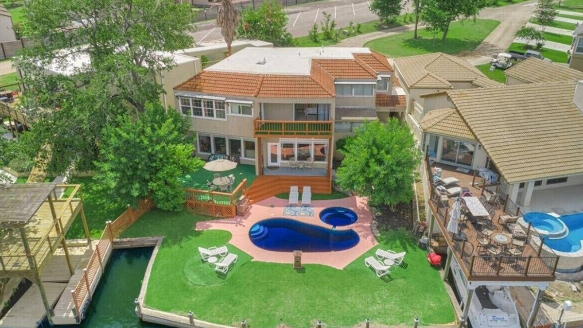 April Sound House | Lakefront Retreat with Pool, Spa, Golf, Fishing, Boat slip, Kayaks & Marina