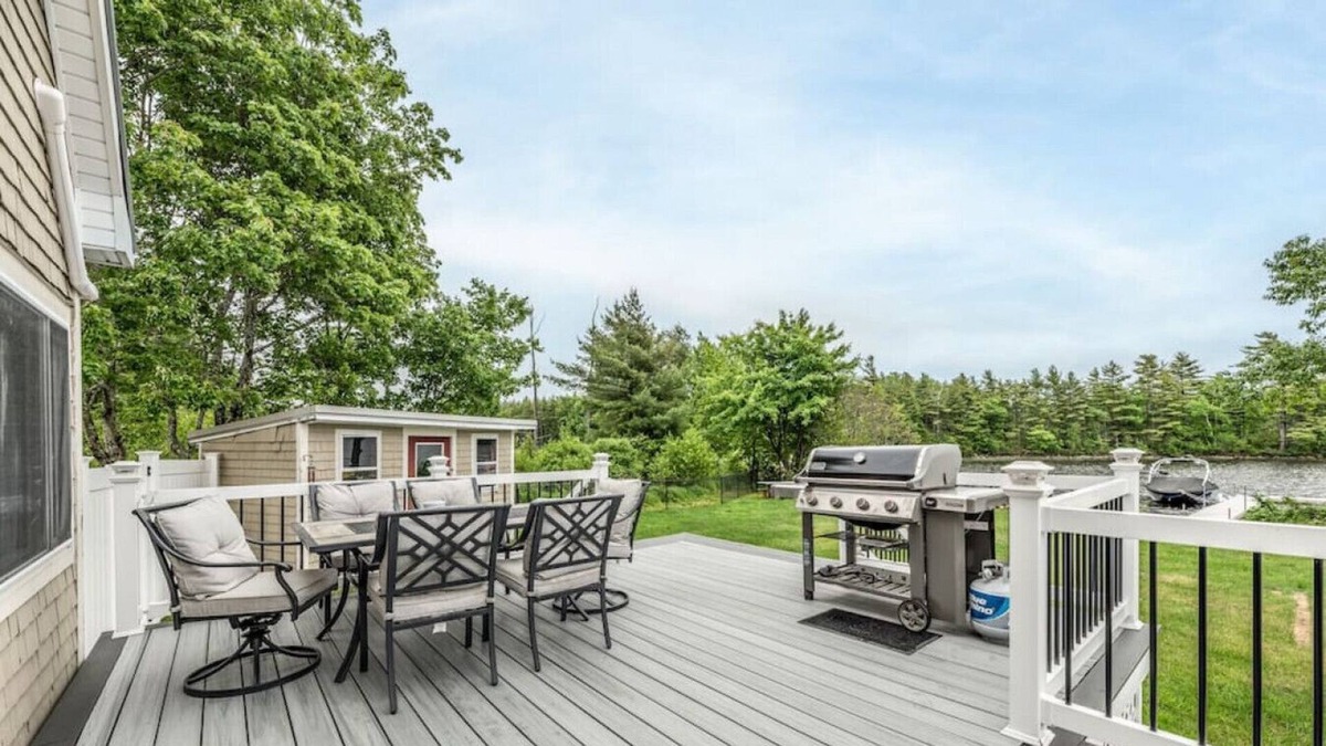 Costigan House | LAKEFRONT | SLEEPS 12 | BUNKHOUSE | PUSHAW LAKE