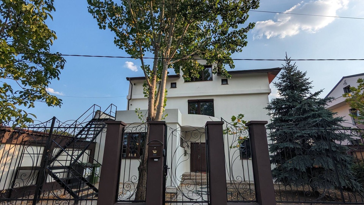 Militari Apartment | Lakefront Suite in Bucharest with Terrace, Free Parking and Netflix