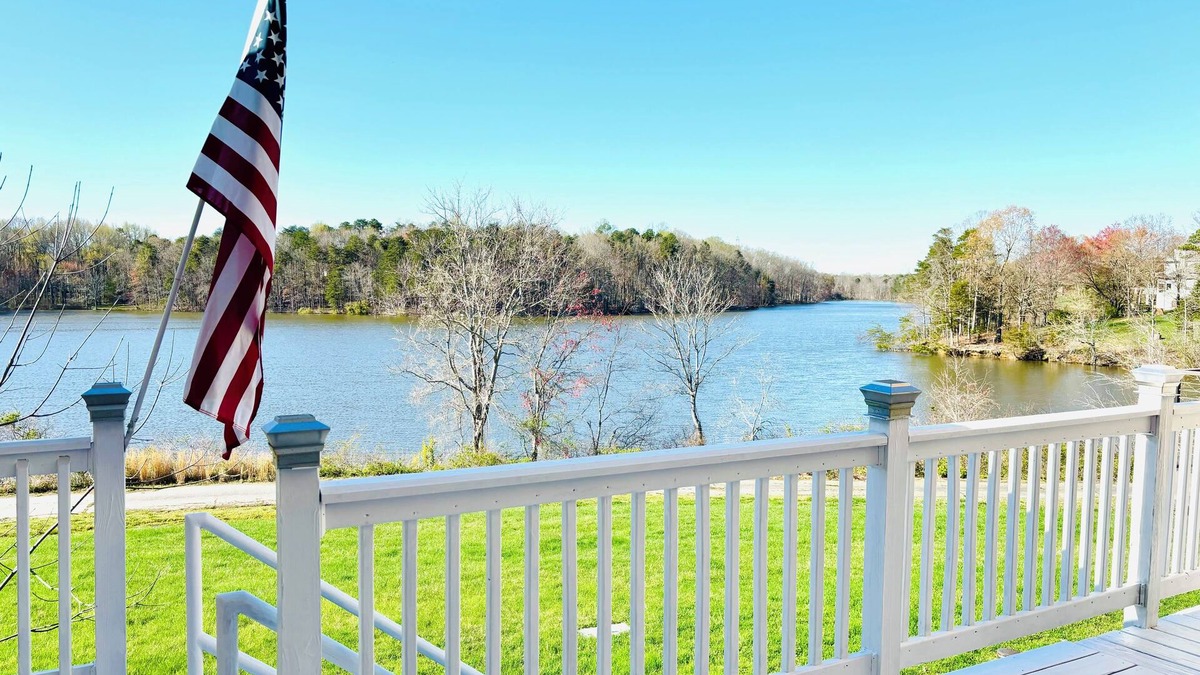 High Point Apartment | Lakefront Townhouse 2-bedroom apartment with AC, WiFi in High Point