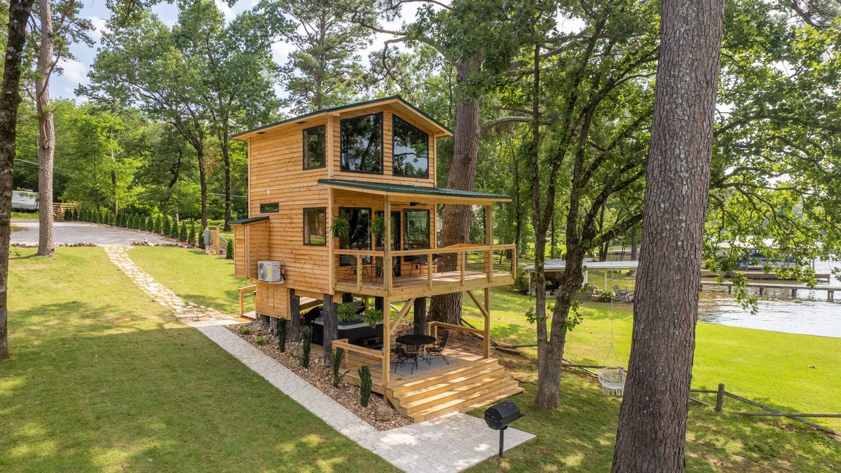 Mid America Cabin | Lakefront Treehouse, private island on Lake Hamilton with hot tub & boat dock!