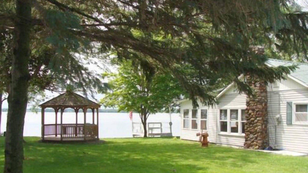 Champlain Cottage | Lakefront vacation rental-Welcome leaf peepers!