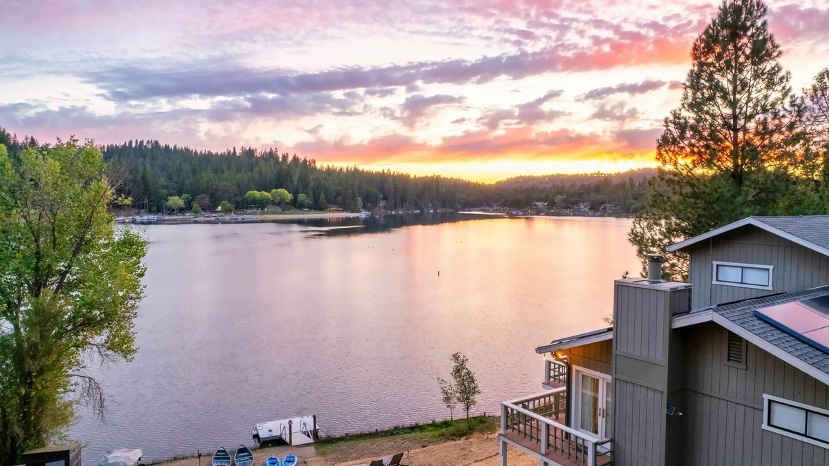 Groveland House | Lakefront Villa (180° view, private dock, boats)