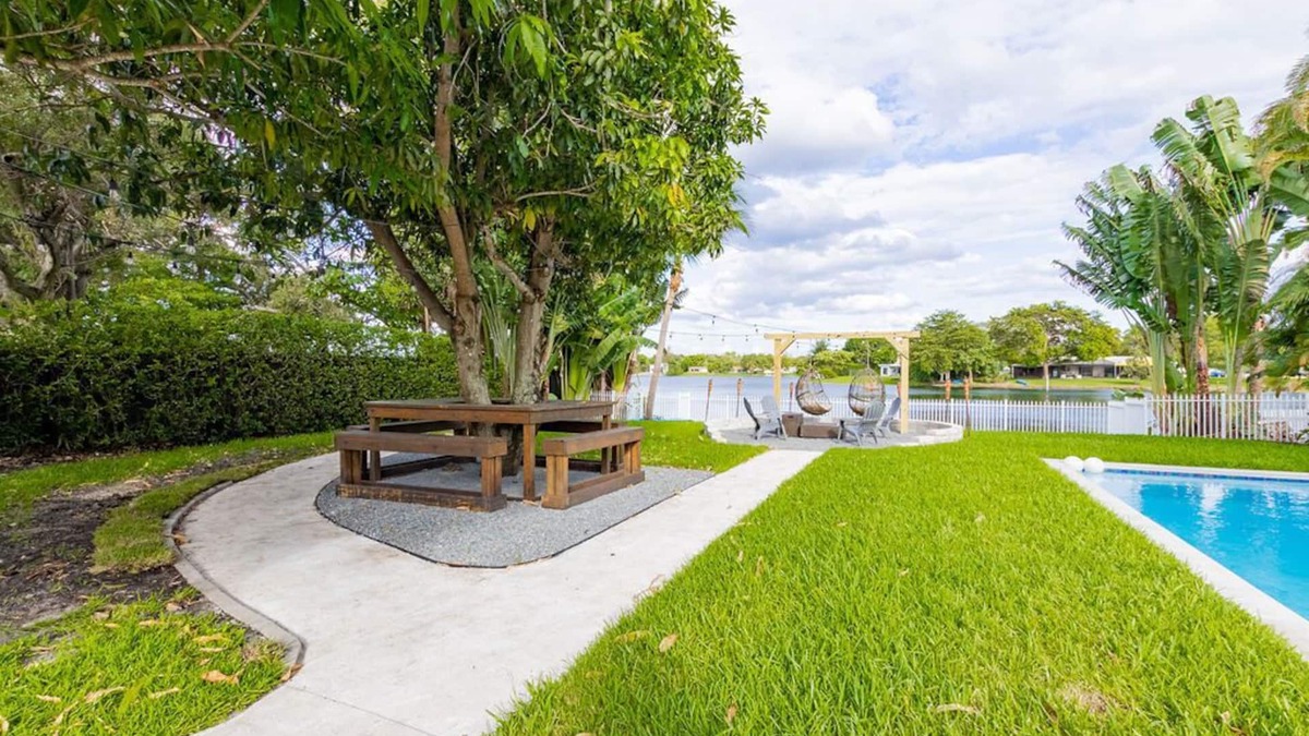 North Miami Beach Villa | Lakefront Villa | Tropical Backyard w/a Terrace+Paddle Board+Pool