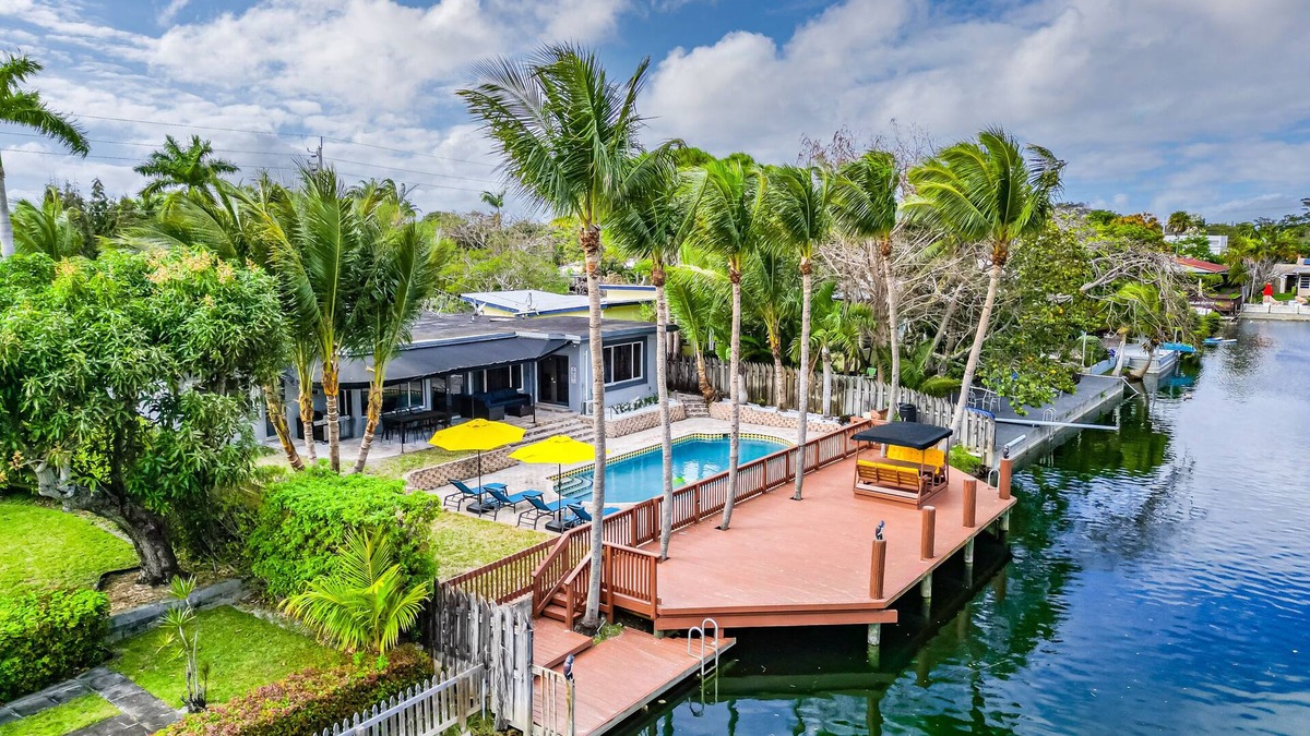 Poinsettia Heights House | Lakefront Villa Heated Pool 6-mins to the Beachnn