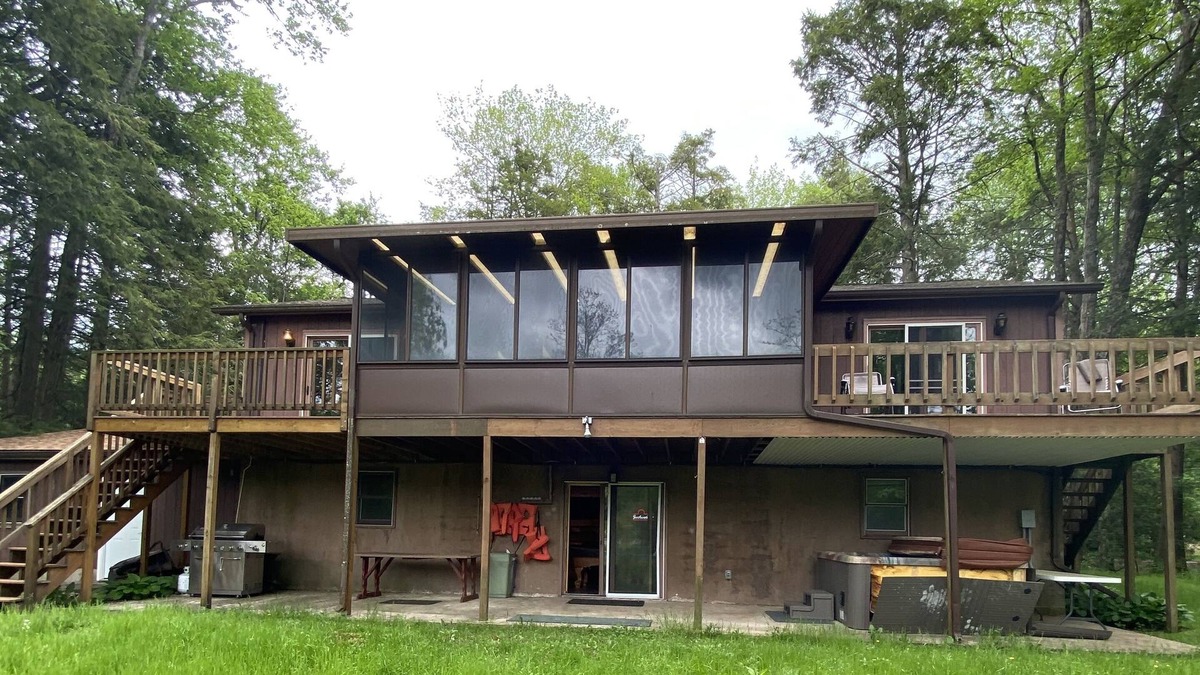 White Haven Ski Chalet | LAKEFRONT w/ HOT TUB, FIRE PIT, 5 MIN TO SKI / Sleeps 22/ Pet Friendly