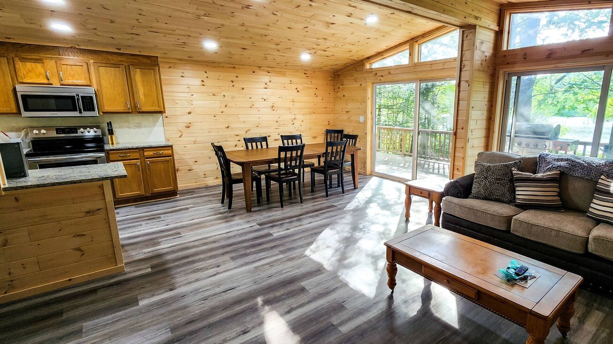 White Haven Cabin | LAKEFRONT w/ HOTTUB/FIRE PIT/Arcade GAMES/5 MIN TO SKI/ Sleeps 14+ Pet Friendly
